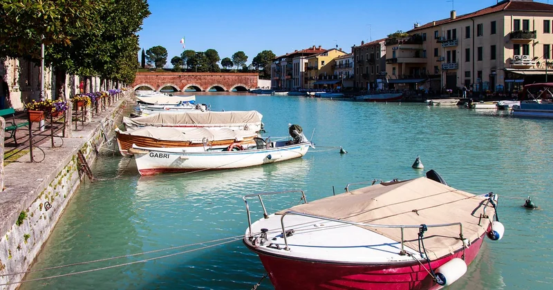 Peschiera del Garda: eine Stadt, die mehrfach umgebaut wurde und es nie versteckt hat
